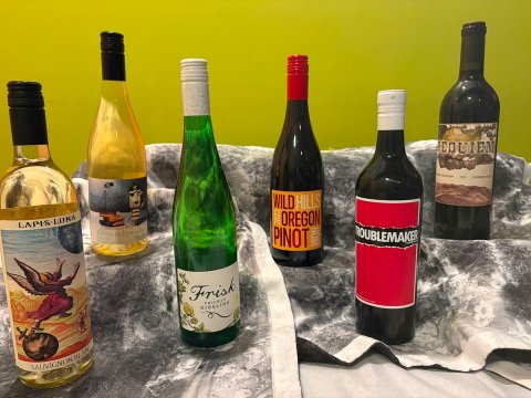 Beverage, Bottle, Alcohol. Text: WILDHILLS OREGON PINOT ROUBLEMAKER