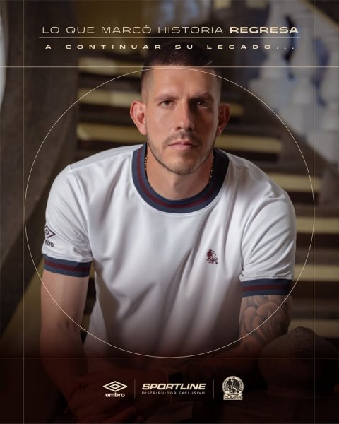T-Shirt, People, Person. Text: LO QUE MARCÓ HISTORIA REGRESA SPORTLINE DISTRIBUIDOR EXCLUSIVO umbro
