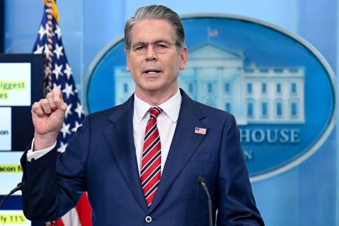 People, Crowd, Press Conference. Text: es on HOUSE N acon