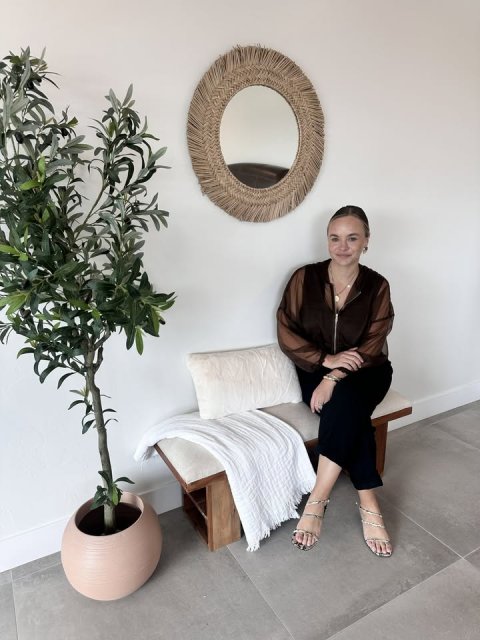 Person, Sitting, Woman.