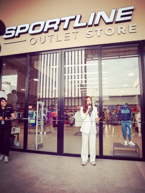 Door, Person, Woman. Text: SPORTLINE OUTLET STORE