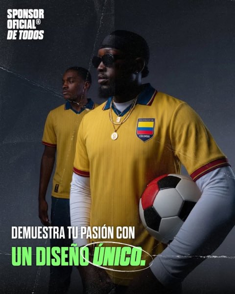 Soccer Ball, T-Shirt, Advertisement. Text: SPONSOR DE TODOS DEMUESTRA TU PASIÓN CON UN DISEÑO ÚNICO.