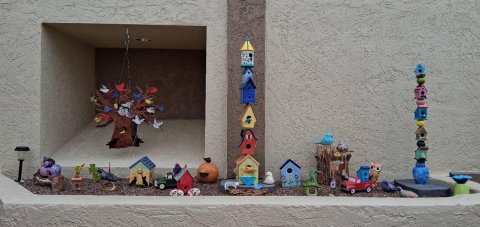 Emblem, Pillar, Chandelier.