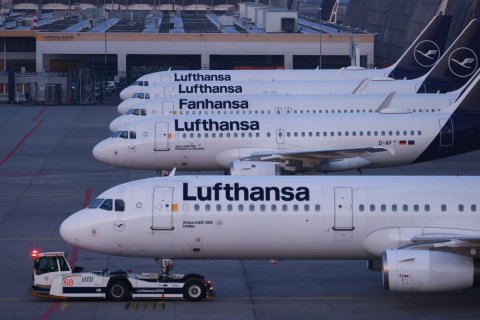 Airliner, Airplane, Airport. Text: Lufthansa Lufthansa Fanhansa Lufthansa - - - Lufthansa 68