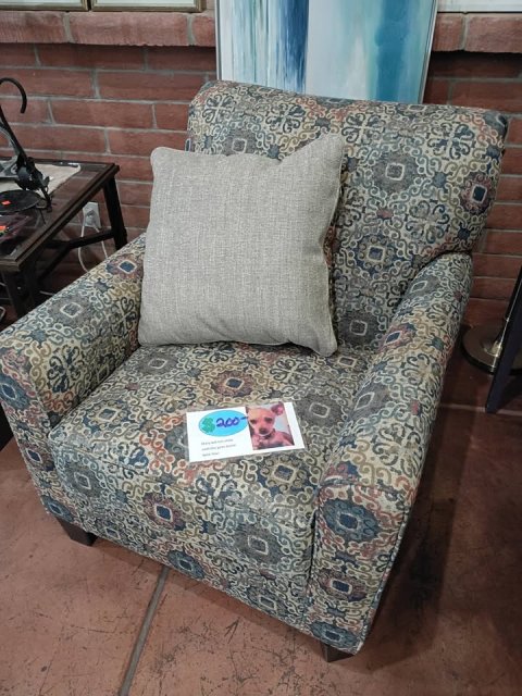 Furniture, Chair, Person. Text: 200 - - - -