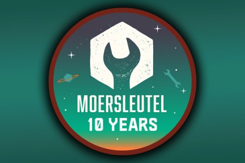 Logo, Disk, Symbol. Text: MOERSLEUTEL 10 YEARS