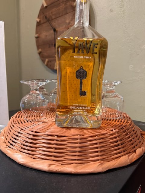 Perfume, Food, Liquor. Text: 100% PURO AGAVE