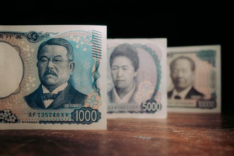 Money, Person, Man. Text: 5000 1000