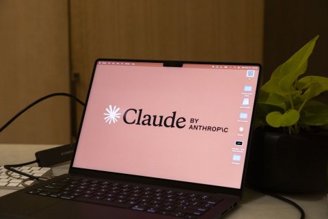 Computer, Laptop, Pc. Text: Claude BY ANTHROP\C