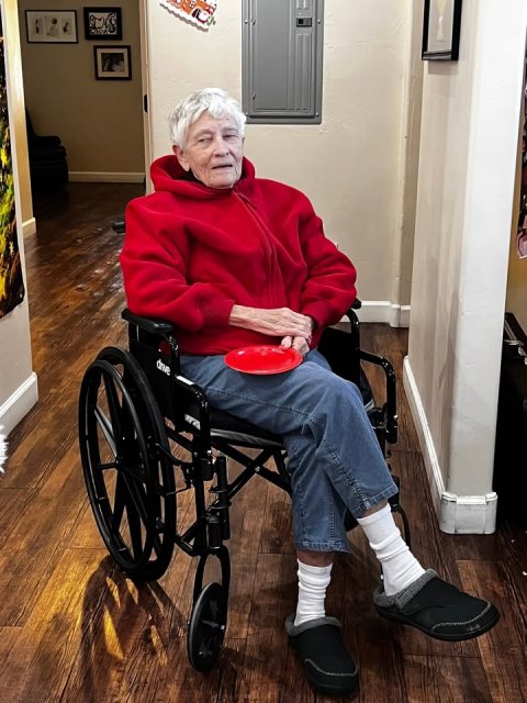 Person, Sitting, Child. Text: drue