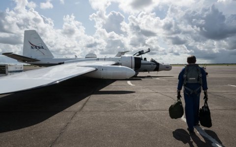 Airport, Airfield, Handbag. Text: NASA
