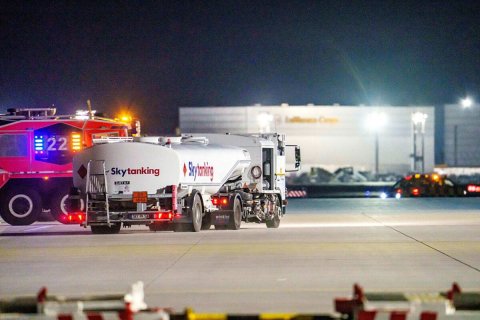 Truck, Vehicle, Road. Text: 22 Skytanking