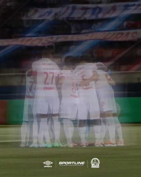 People, Crowd, Team. Text: 27 SPORTLINE DISTRIBUIDOR EXCLUSIVO umbro