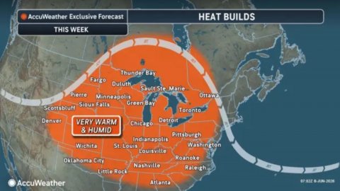 Land, Plot, Sea. Text: AccuWeather Exclusive Forecast HEAT BUILDS THIS WEEK Thunder Bay Fargo Dututh Sault Ste Marie Pierre Ottawa Minneapolis Green Bay Sioux Falls Denver Detroit VERY WARM Chicago &amp; HUMID Pittsburgh Indianapolis St. Louis Washington Wichita Louisville Roanoke Oklahoma City Nashville Raleigh Little Rock AccuWeather Atlanta