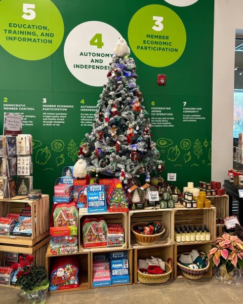 Christmas Decorations, Festival, Christmas Tree. Text: 5 EDUCATION, 3 TRAINING, AND 4 MEMBER INFORMATION ECONOMIC PARTICIPATION AUTONOMY AND 2 3 4 7 DEMOCRATIC MEMBER ECONOMIC MEMBER CONTROL COOPERATION PARTICIPATION CONCERN FOR INDEPENDE COMMUNITY CO-OPERATIVES GAME