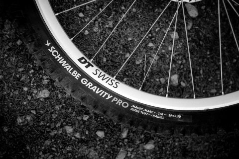 Spoke, Tire, Gravel. Text: DT SWISS SCHWALBE GRAVITY PRO