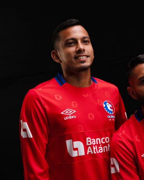 Shirt, Head, Neck. Text: umbro Banco Atlánt