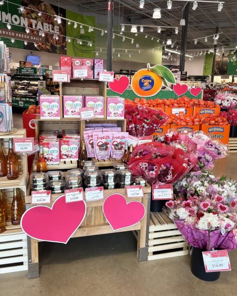 Shop, Indoors, Market. Text: MON TABLE ERVED FRESH DAILY TOWEARTH Organic fre free2b free26 YUMEARTH