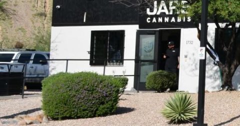 Person, Blackboard, Villa. Text: JARE CANNABIS 1732