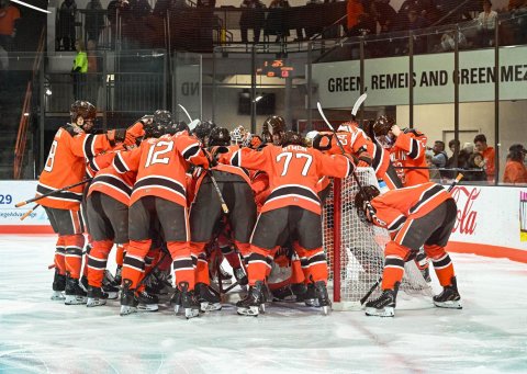 People, Crowd, Huddle. Text: GREE REMEIS AND REEN ME 12 77 29 ola