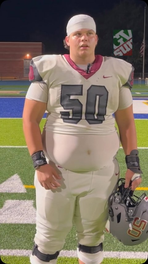 Helmet, Person, Playing American Football. Text: GV 50 sur 50