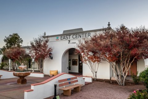 Villa, Hotel, Hacienda. Text: EAST CENTER 7. -