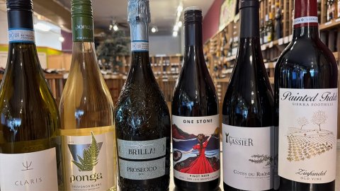 Alcohol, Beverage, Liquor. Text: ONE STONE PROSECCO ponga CLARIS