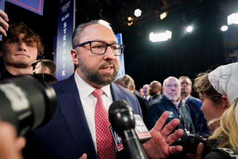 Crowd, Press Conference, Tie. Text: FOX NEWS