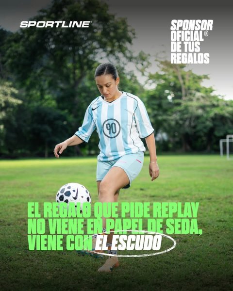 Grass, Advertisement, Person. Text: SPORTLINE SPONSOR DE TUS REGALOS 90 EL REGALO QUE PIDE REPLAY NO VIENE EN PAPEL DE SEDA, VIENE CON EL ESCUDO