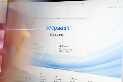 Text, Screen, White Board. Text: deepseek