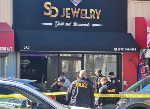 Adult, Man, Person. Text: SD JEWELRY Gold and Diamonds 257 SON AVE. (732) 642-4365 POLICE POLICE