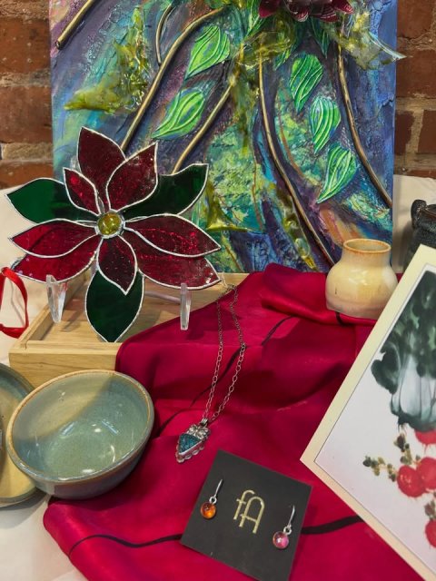 Art, Locket, Potted Plant. Text: fA