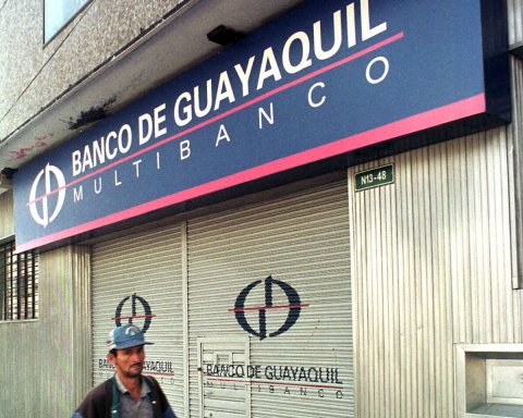 Adult, Man, Person. Text: N13-48 BANCO DE GUAYAQUIL