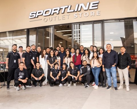 Groupshot, College, People. Text: SPORTLINE OUTLET STORE