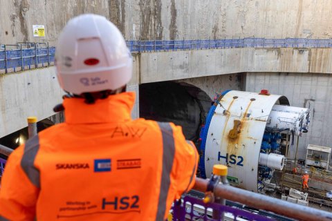 Person, Worker, Hardhat. Text: HS2 SKANSKA HS2