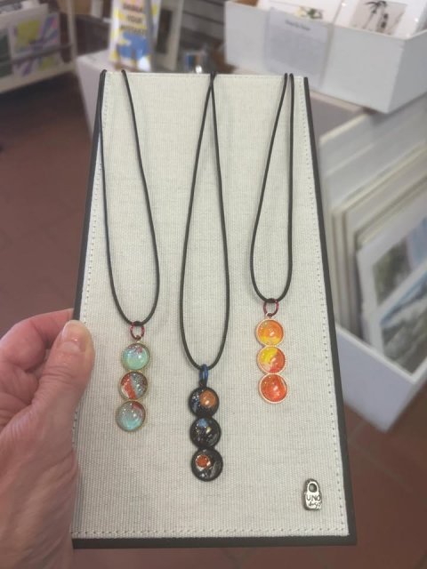 Accessories, Necklace, Pendant. Text: UNO