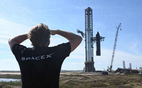 Photography, Construction, T-Shirt. Text: SPACEX