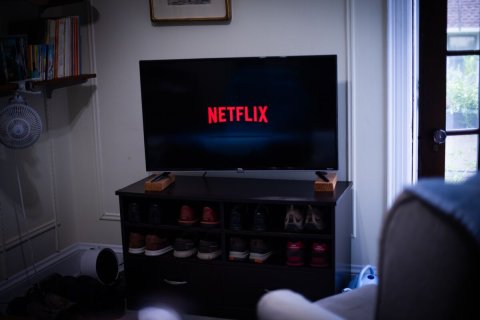 Computer Hardware, Monitor, Screen. Text: NETFLIX