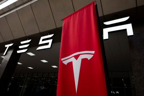 Adult, Man, Person. Text: ES