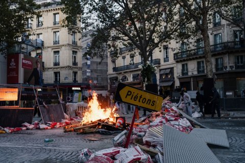 City, Person, Bonfire. Text: Piétons