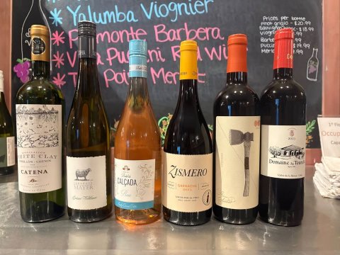 Alcohol, Bottle, Wine Bottle. Text: 18.99 monte Barbera P 99 99 99 V Poi Occup CATENA ZISMERO MAYER