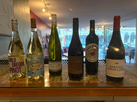 Bottle, Beverage, Alcohol. Text: WILD HILLS OREGON No.33 PINOT BASTIDE MIRAFLORS