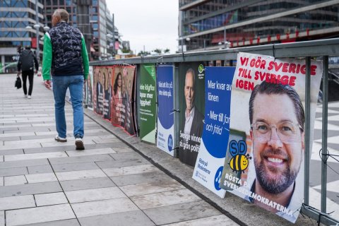 Advertisement, Man, Person. Text: VI GÖR SVERIGE TILL SVERIGE - - IGEN - SD